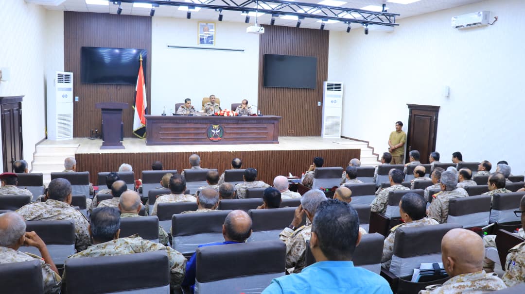رئيس هيئة الأركان يترأس اجتماعاً موسعاً بقادة الهيئات والدوائر والمناطق والمحاور العسكرية