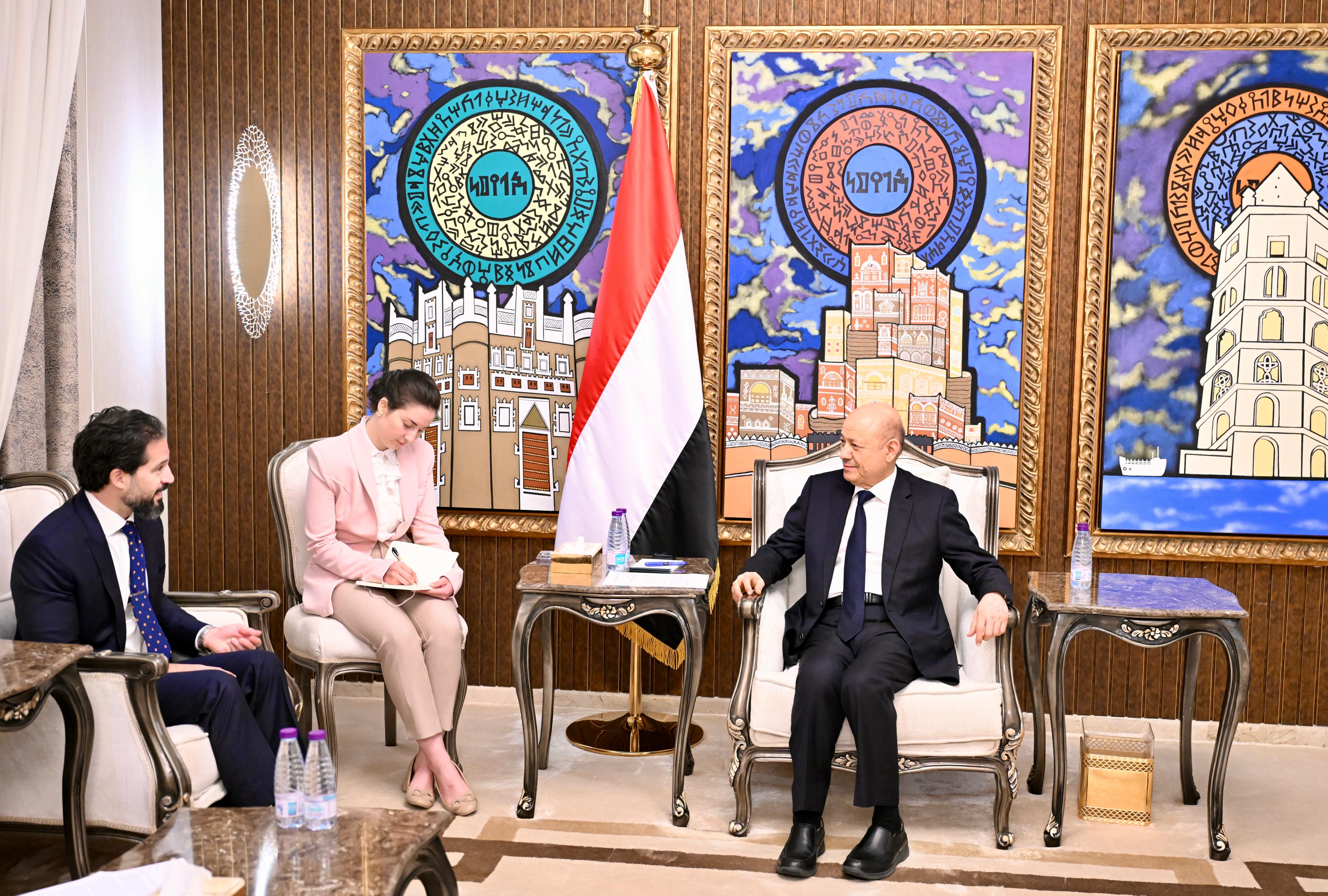 رئيس مجلس القيادة يؤكد اهمية الدعم الدولي لتعزيز مسار الاصلاحات الشاملة