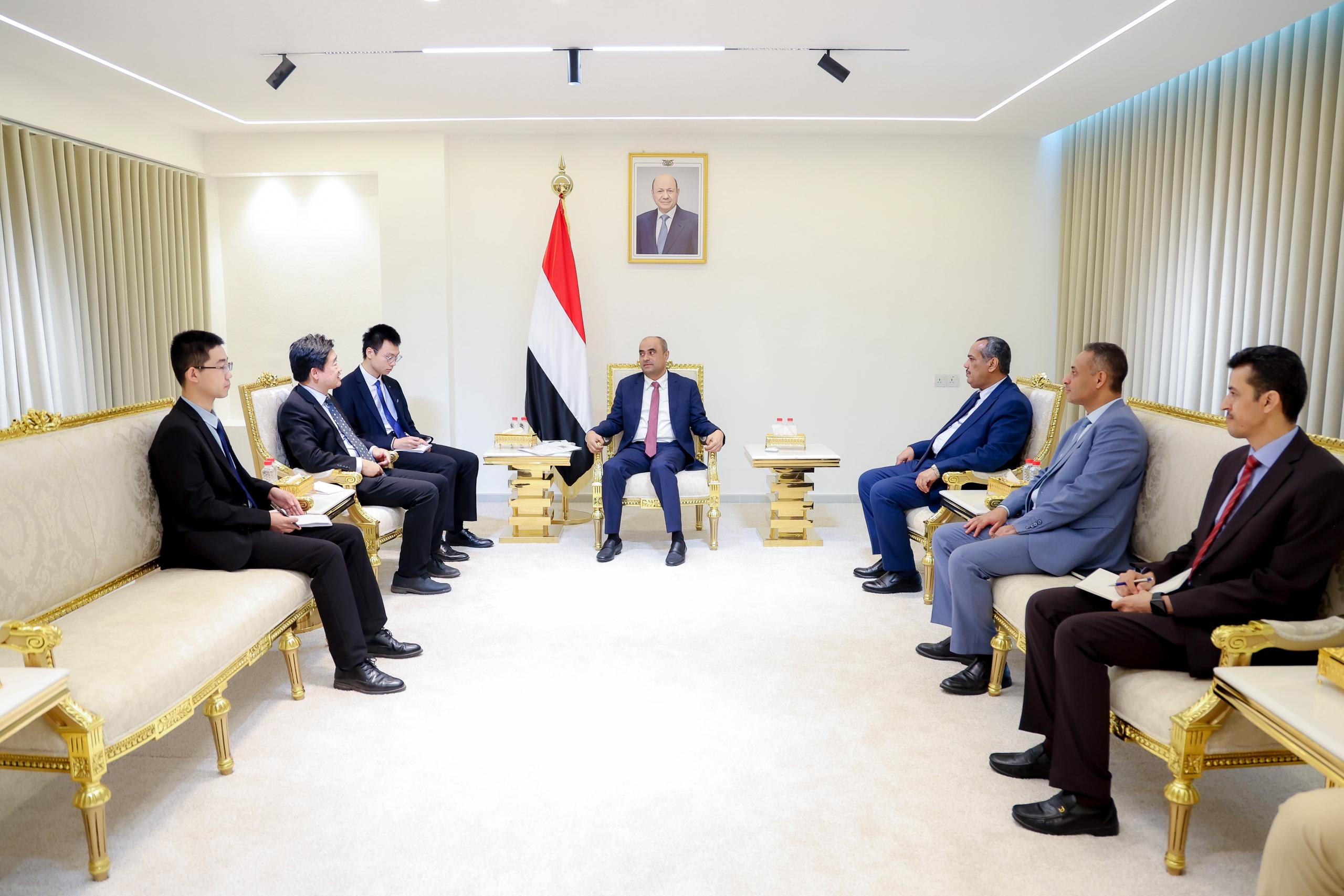 رئيس الوزراء يستقبل في عدن القائم بأعمال السفارة الصينية لدى اليمن
