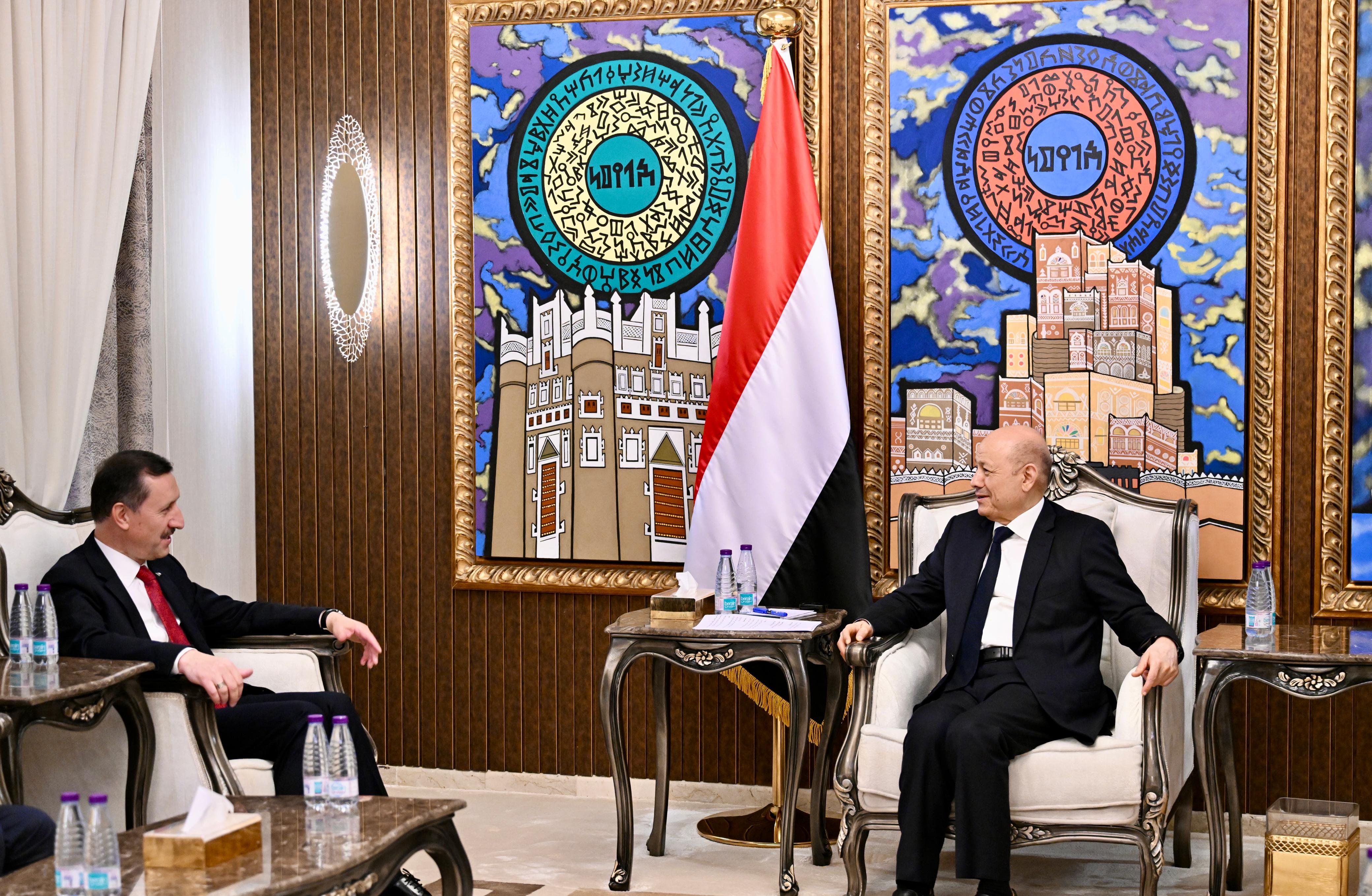 رئيس مجلس القيادة يستقبل سفير جمهورية تركيا
