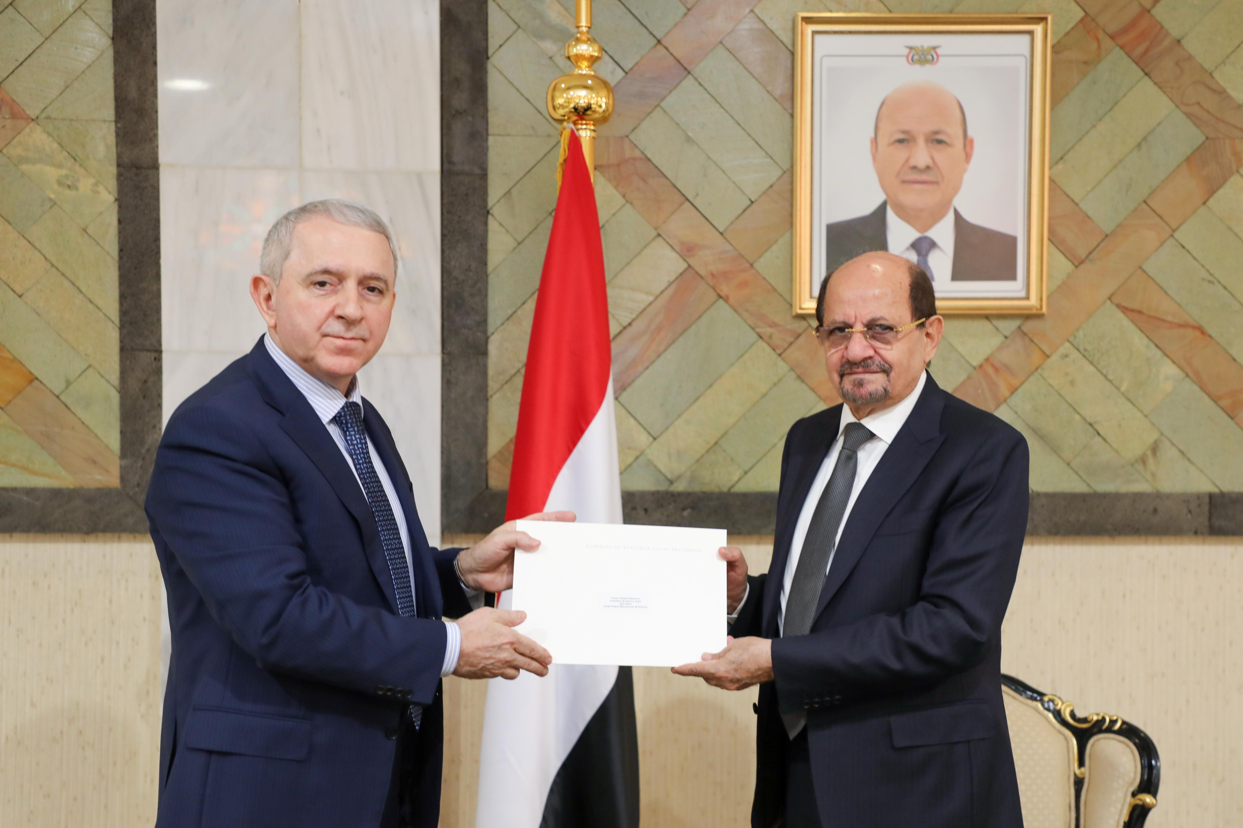 رئيس مجلس القيادة يتلقى دعوة من الرئيس الاذربيجاني لحضور القمة الافتتاحية للدورة الـ 13 للمنتدى الحضري العالمي