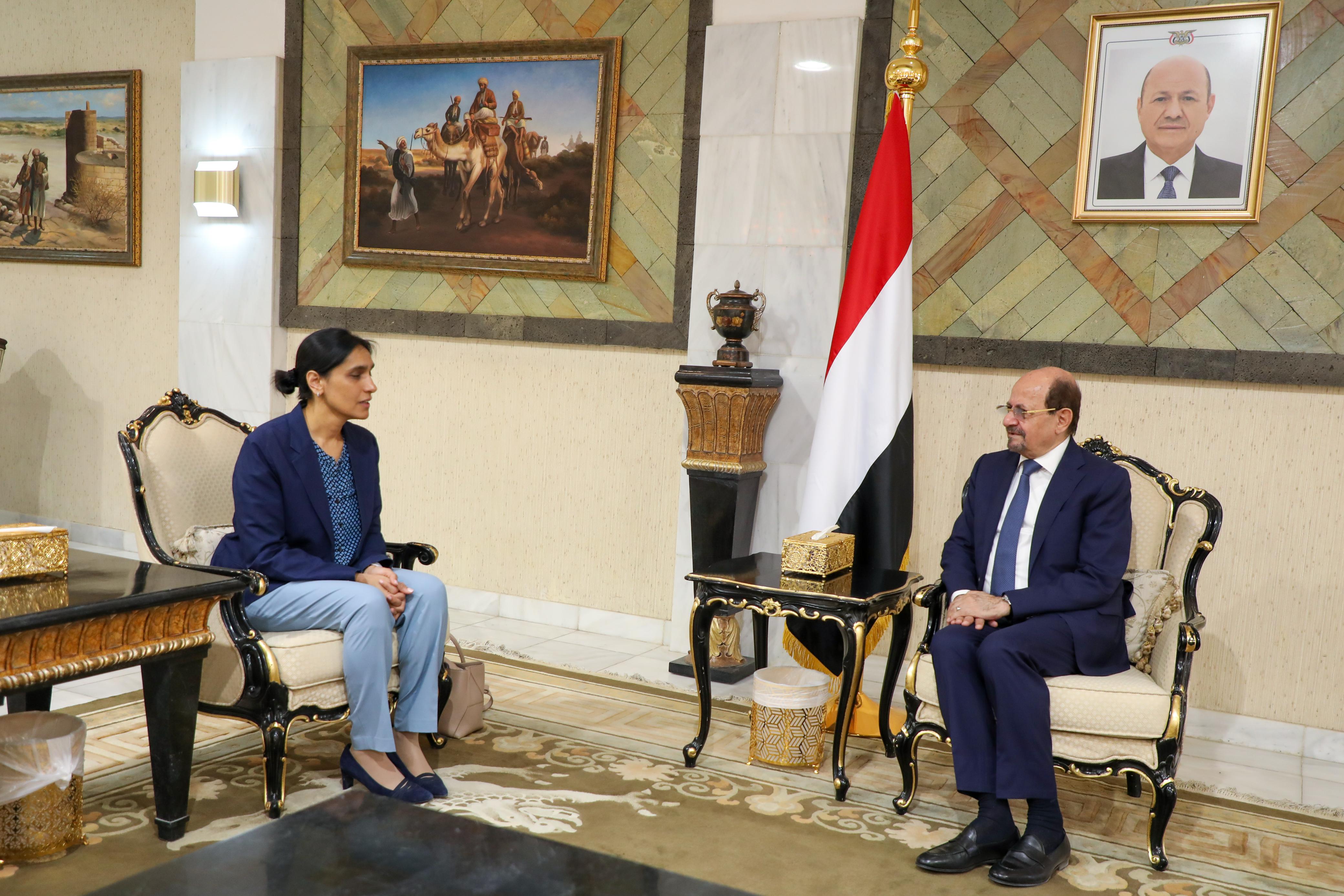 وزير الخارجية يبحث مع السفيرة البريطانية تعزيز الشراكة بما يخدم الأمن والاستقرار في اليمن