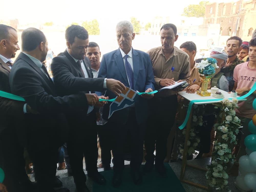 محافظ لحج يفتتح فرع بنك الشمول الإسلامي للتمويل الأصغر ويؤكد أهمية الانضباط في التحصيل العلمي بالمعهد الصحي