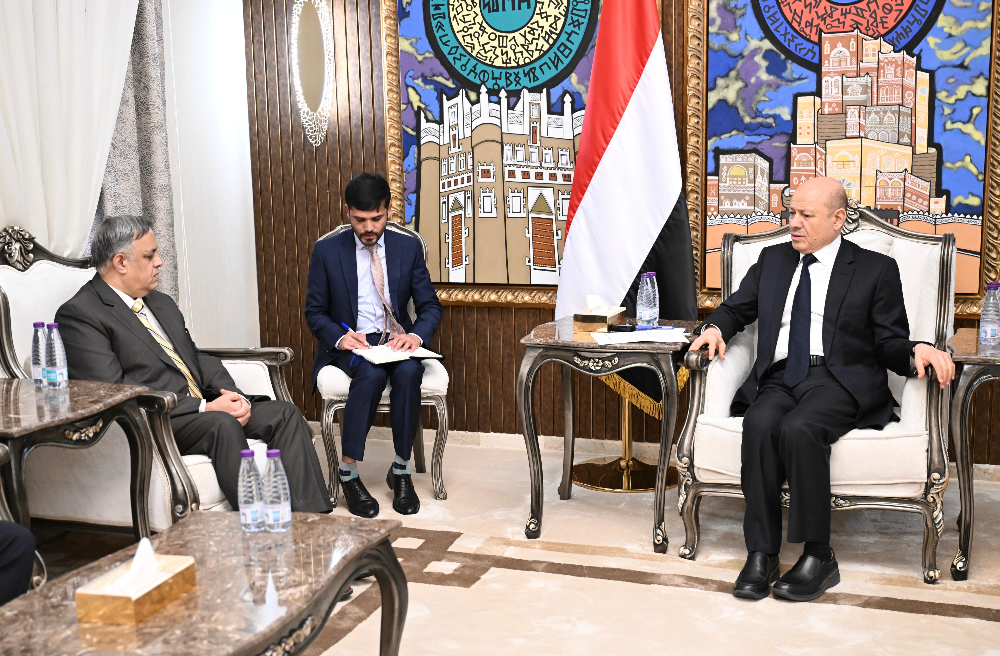 رئيس مجلس القيادة يطلع على برامج التعاون الثنائية مع جمهورية الهند