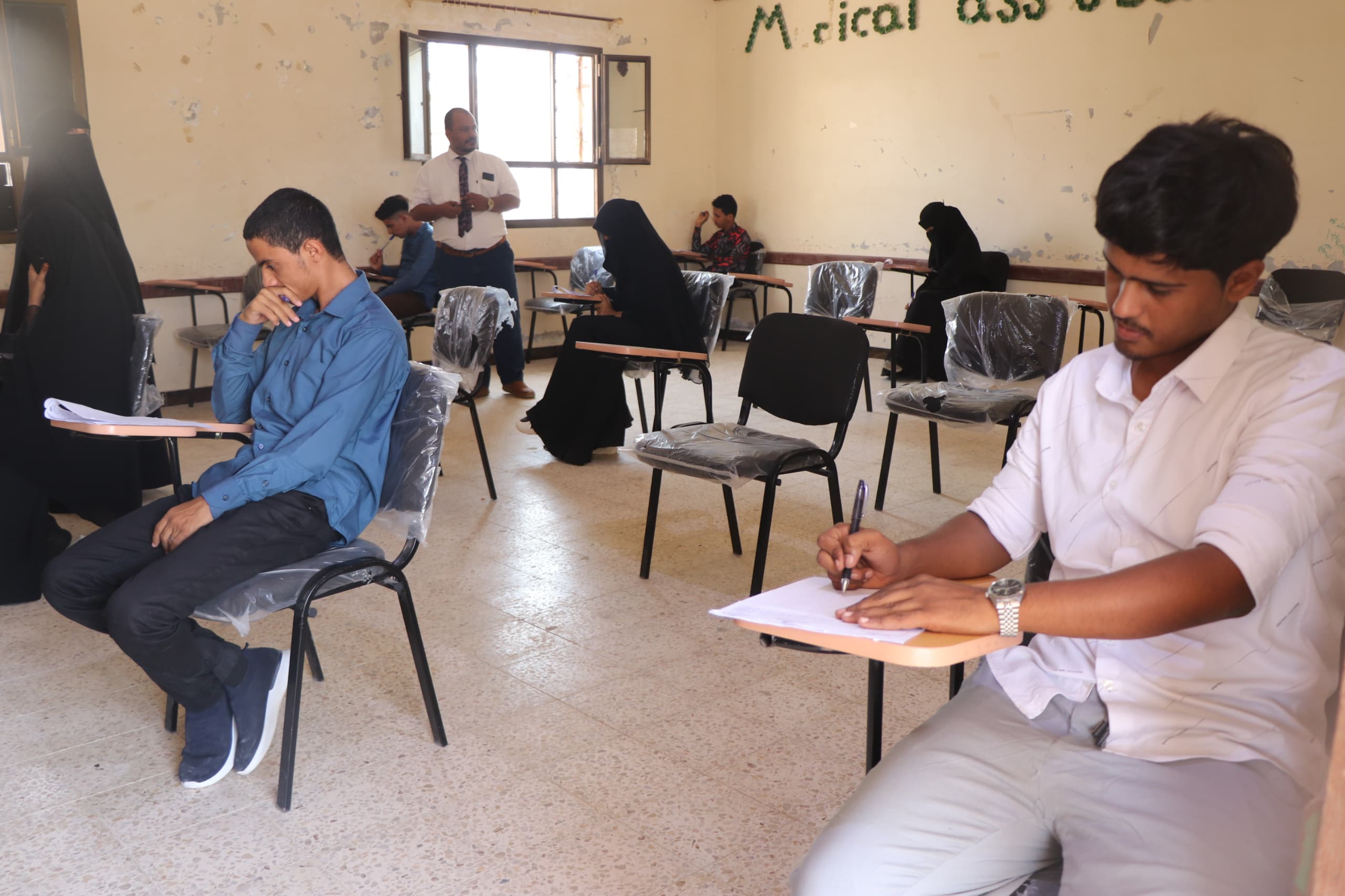 تدشين امتحانات القبول في فرع معهد الدكتور أمين ناشر بالمهرة