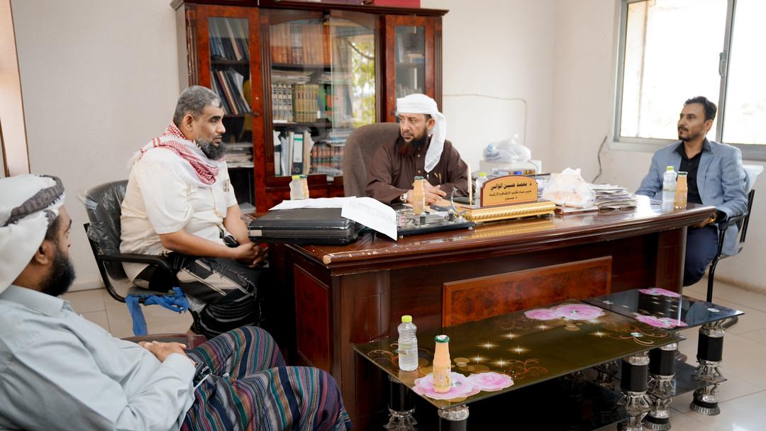 نائب وزير الأوقاف يتفقد سير العمل في مكتب الوزارة بعدن