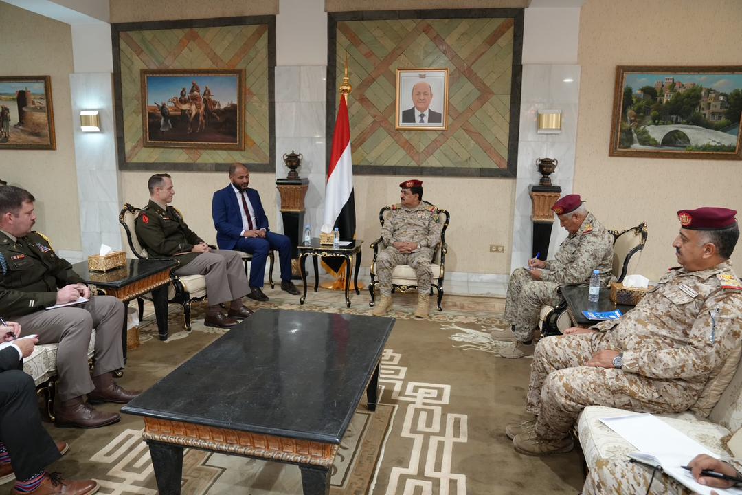 وزير الدفاع يبحث مع الملحق العسكري الامريكي جهود مكافحة التهريب