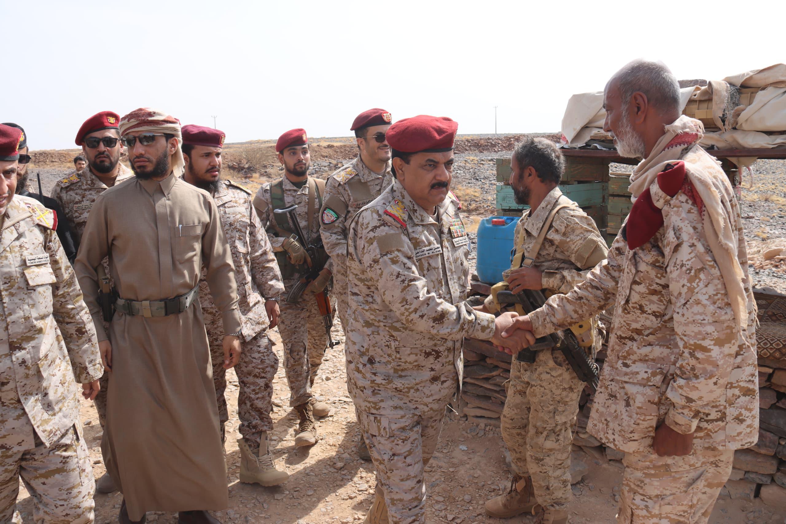 وزير الدفاع يتفقد المواقع الأمامية في جبهات كتاف والبقع