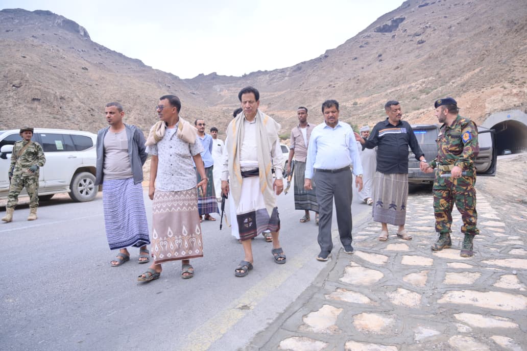 محافظ المهرة يتفقد تأثيرات المنخفض الجوي في الغيضة