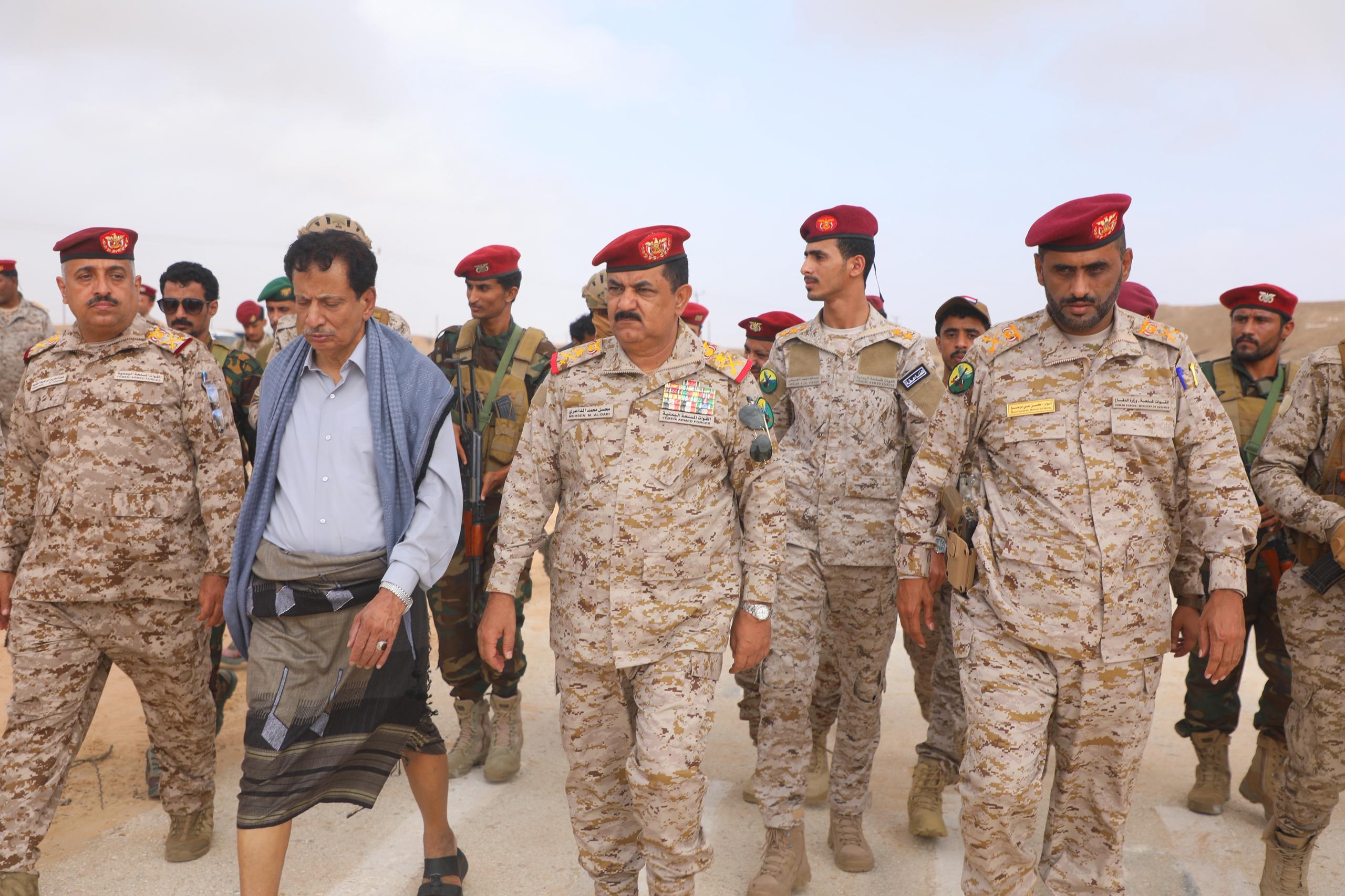 وزير الدفاع ومحافظ المهرة يتفقدان جاهزية محور الغيضة