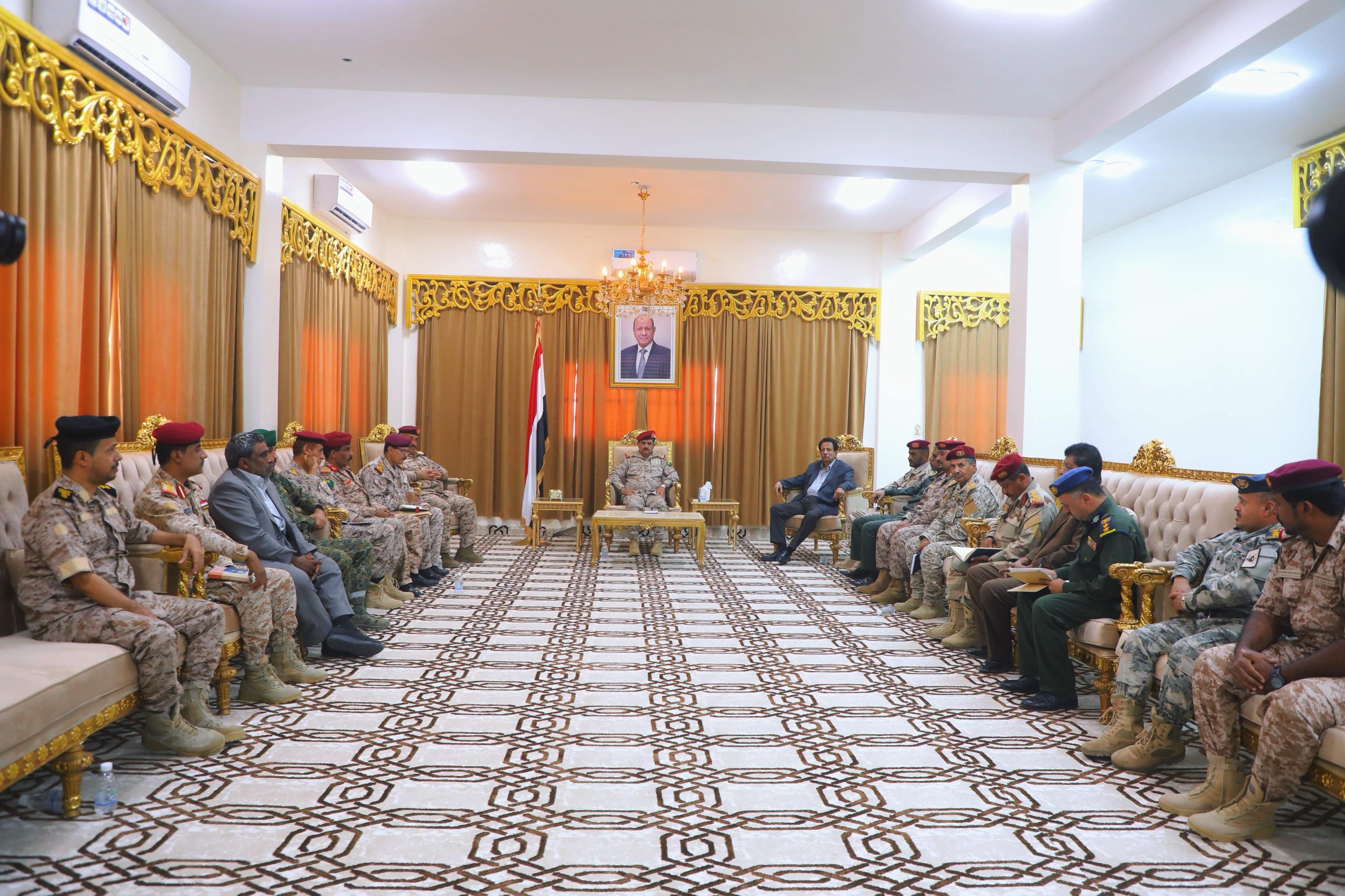 وزير الدفاع يشيد بجهود الاجهزة الأمنية والعسكرية بمحافظة المهرة