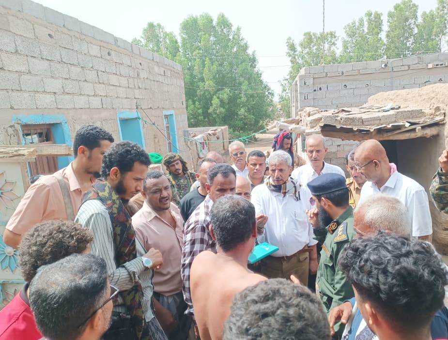 محافظ لحج يتفقد أوضاع المواطنين المتضررين من السيول بدار المناصرة في تُبَن