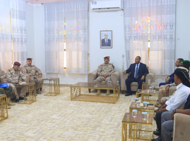 وزير الدفاع يترأس اجتماعاً للجنة الأمنية في محافظة سقطرى