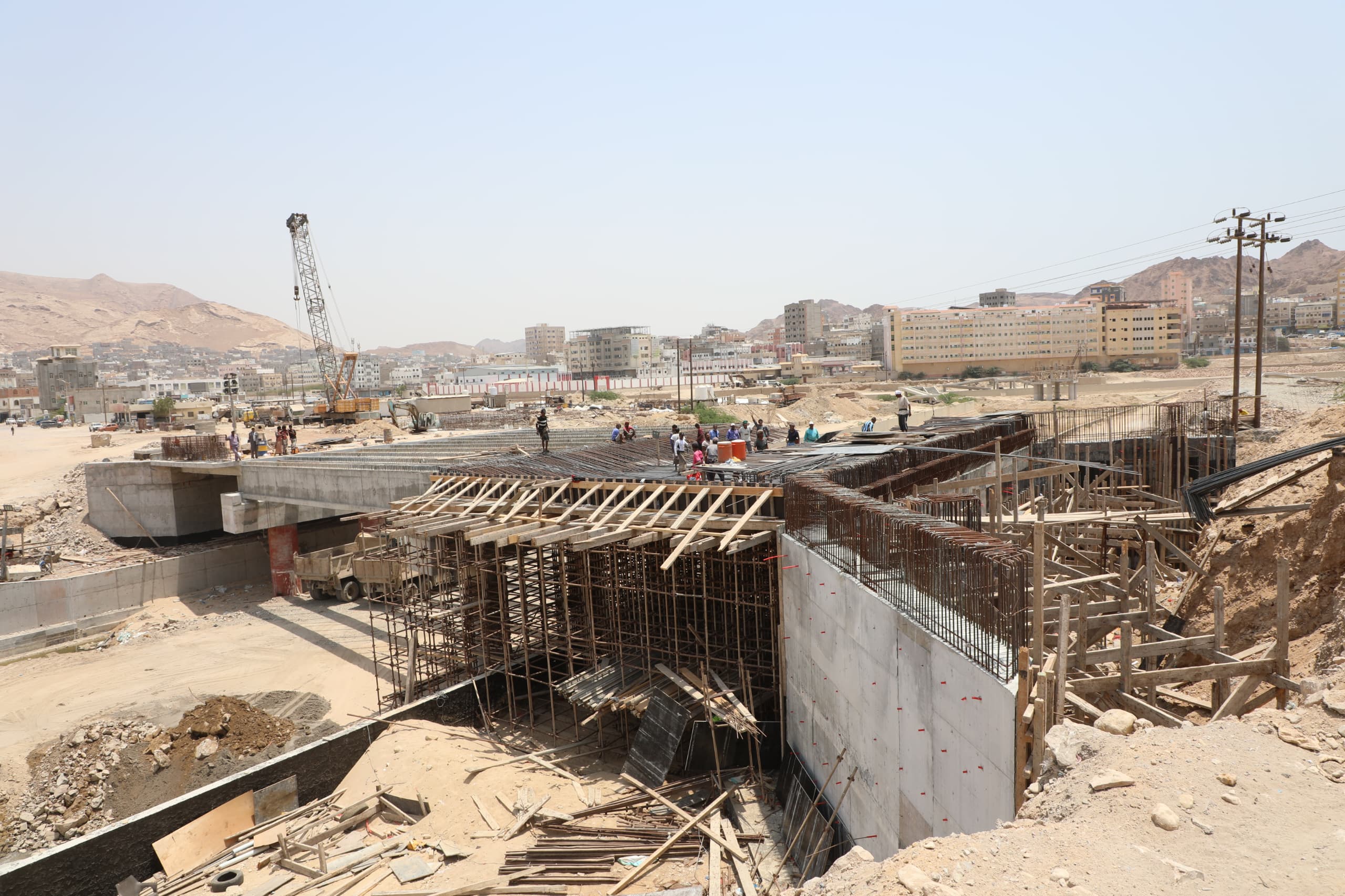 محافظ حضرموت يطلع على مستوى تنفيذ الأعمال الإنشائية لجسر المنورة ضمن مشروع خور المكلا