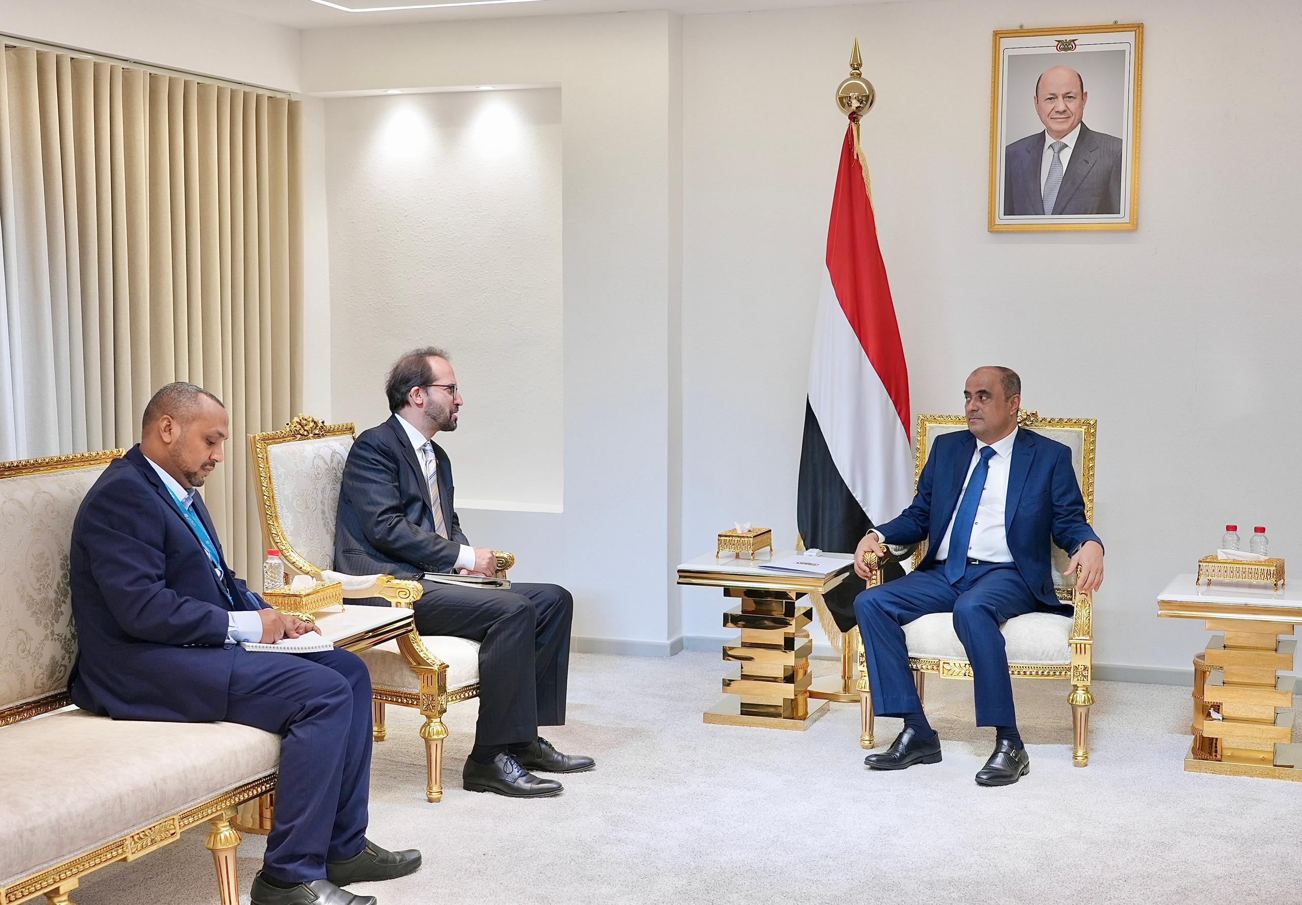 رئيس الوزراء يجدد حرص الحكومة على التعاطي الإيجابي مع جهود السلام وفق المرجعيات الثلاث