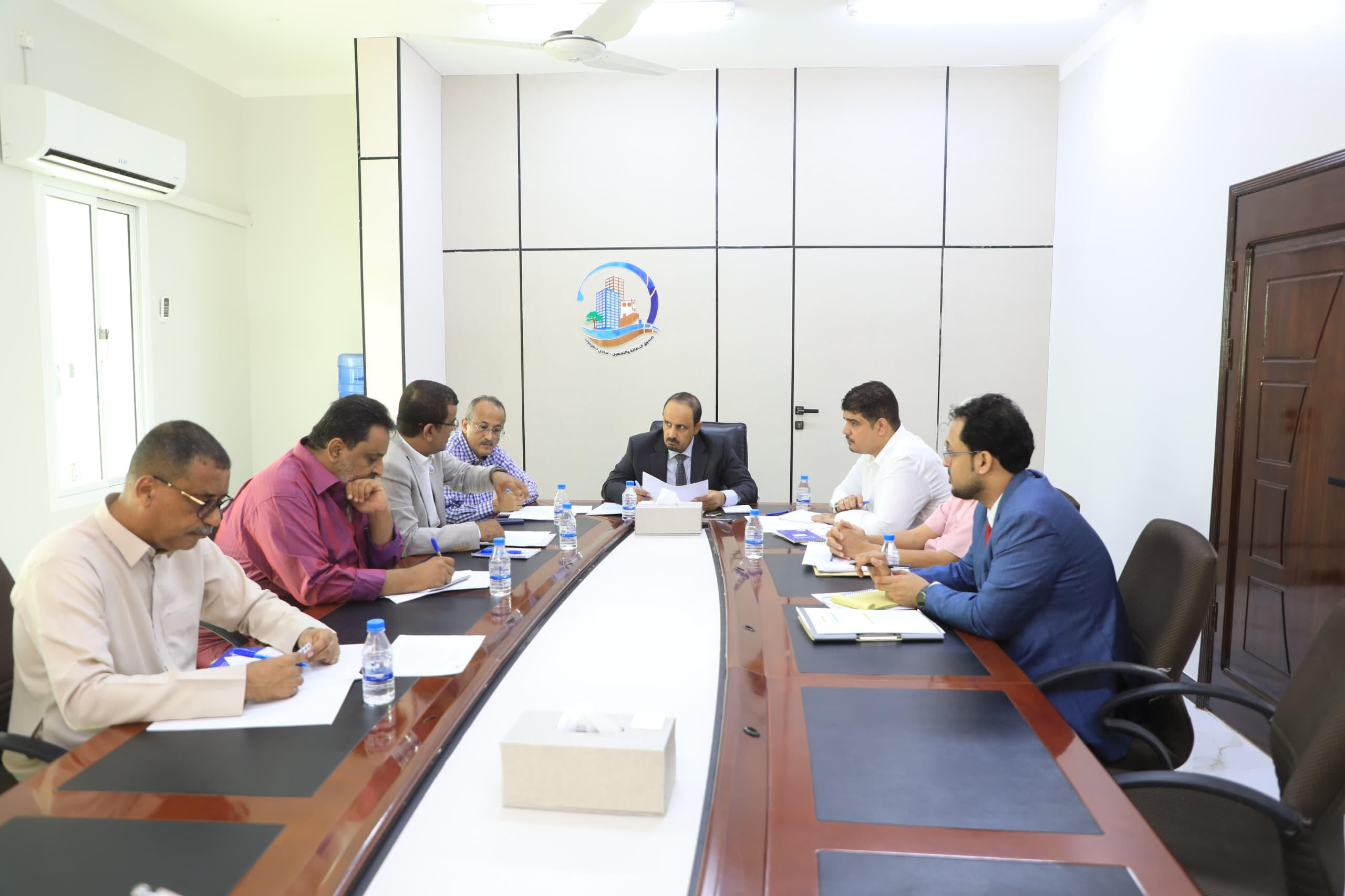 محافظ حضرموت يناقش أوضاع صندوق النظافة والتحسين بساحل حضرموت