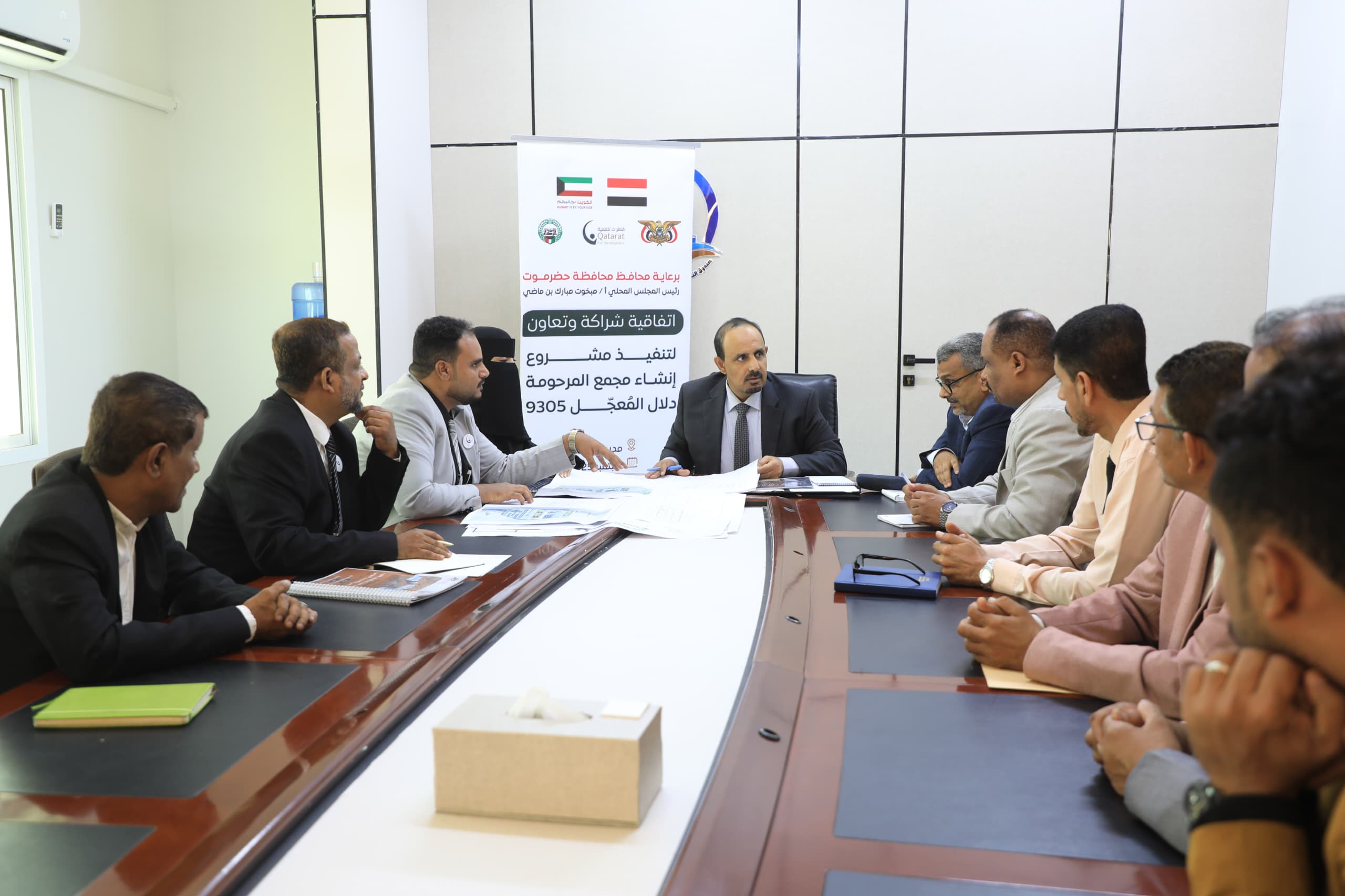 محافظ حضرموت يشهد توقيع اتفاقية لتنفيذ مشروع إنشاء مجمع دلال المُعجّل بمدينة الشحر