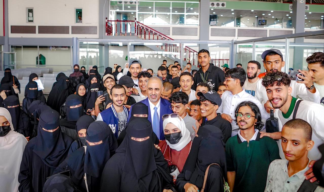 اللواء الزُبيدي يودّع طلاب المنح الدراسية الإماراتية ويحثهم على التميز العلمي