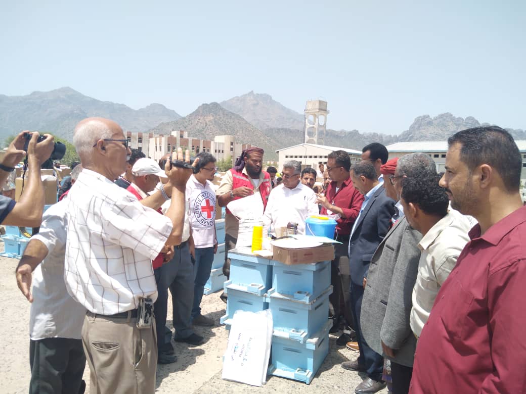 توزيع عدد من خلايا النحل لمربي النحل بمحافظة الضالع