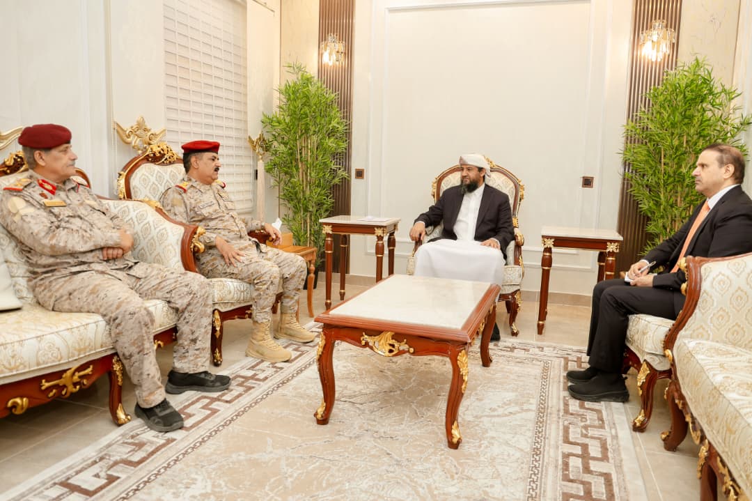 المحرّمي يناقش مع وزير الدفاع ومدير الأكاديمية العسكرية أوضاع القوات المسلحة وخطط التدريب