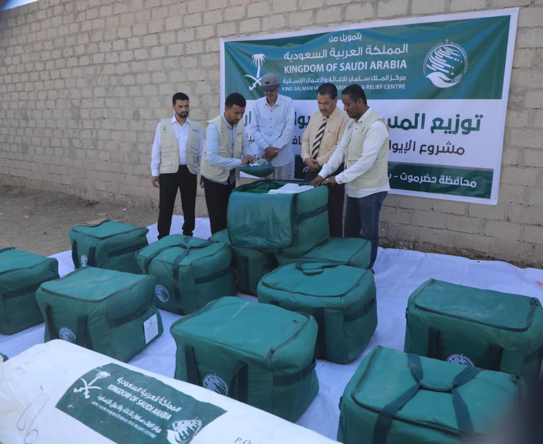 توزيع مساعدات إيوائية طارئة بمديريتي سيئون وحورة ووادي العين في حضرموت