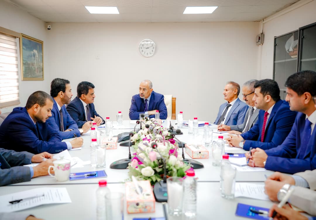 اللواء الزُبيدي يترأس اجتماعاً موسعاً للوقوف على الخطوات المنجزة لإعادة تشغيل مصفاة عدن