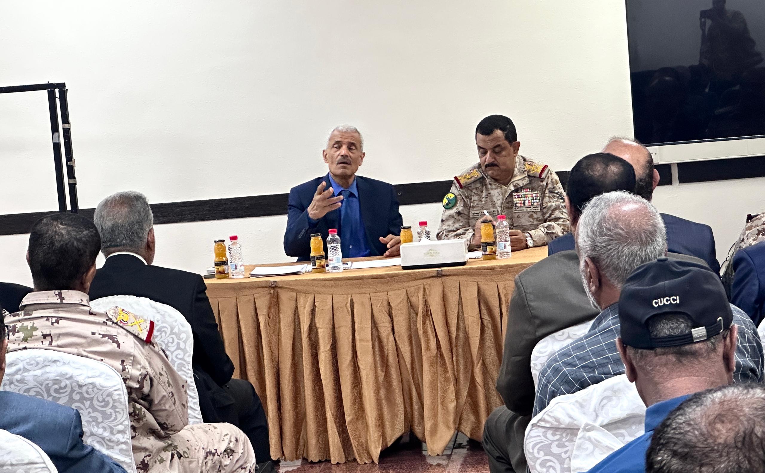 وزير الدفاع يطلع على سير عمل اللجنة العسكرية العليا ويشيد بجهودها