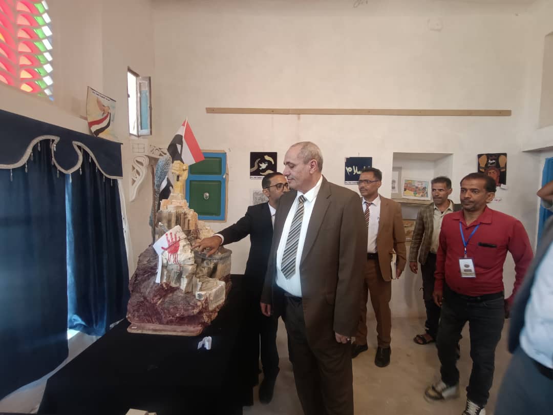 وكيل محافظة تعز يشيد بمحتويات متحف الذاكرة وتوثيق المعاناة