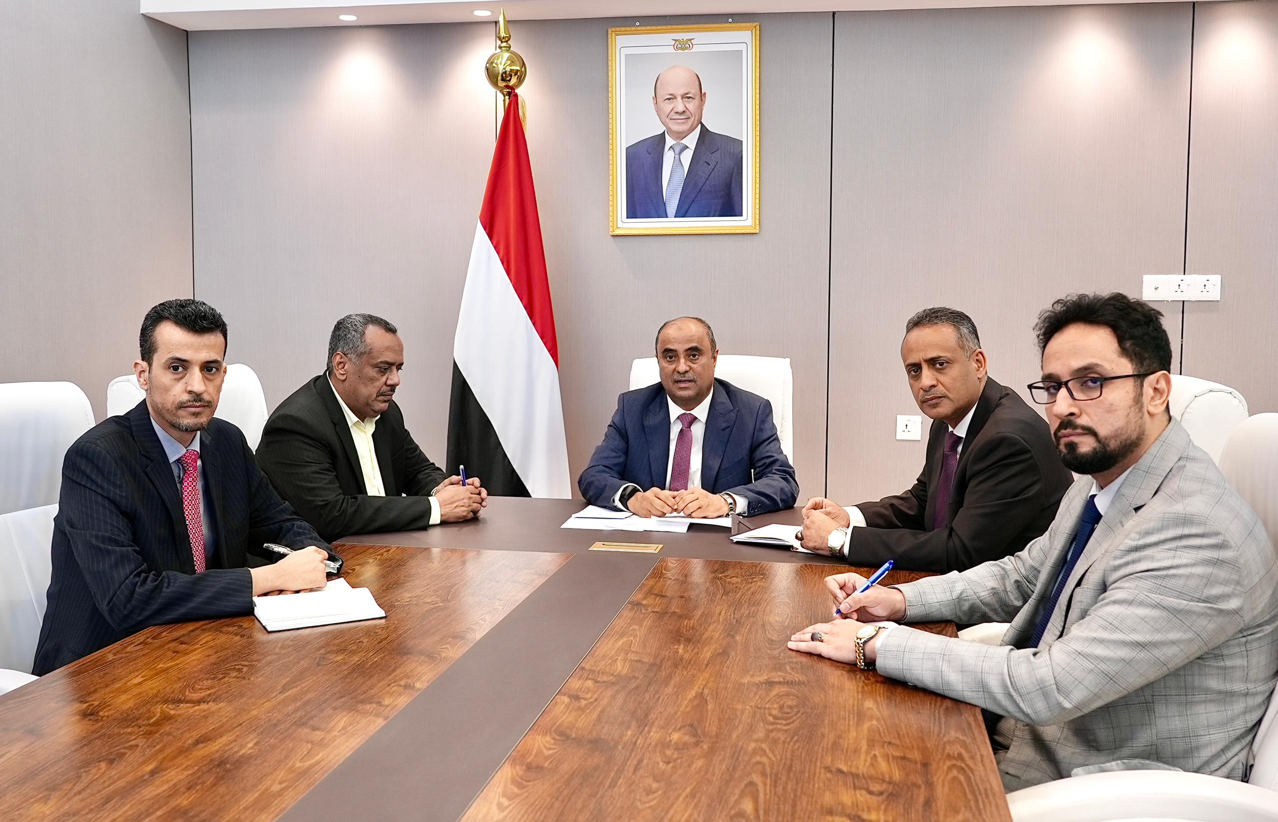 رئيس الوزراء يعقد اجتماعاً مع شركاء دوليين لبحث آليات وقنوات الدعم للحكومة