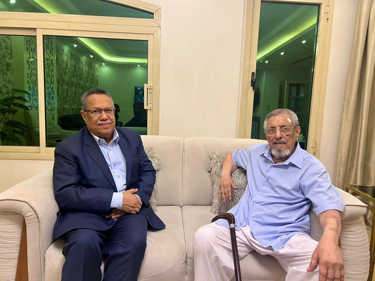 رئيس مجلس الشورى يطمئن على صحة المناضل راشد محمد ثابت