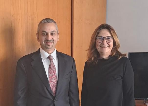 السفير الارياني يستعرض مع مسؤولة بالبرلماني الالماني الوضع الانساني في اليمن