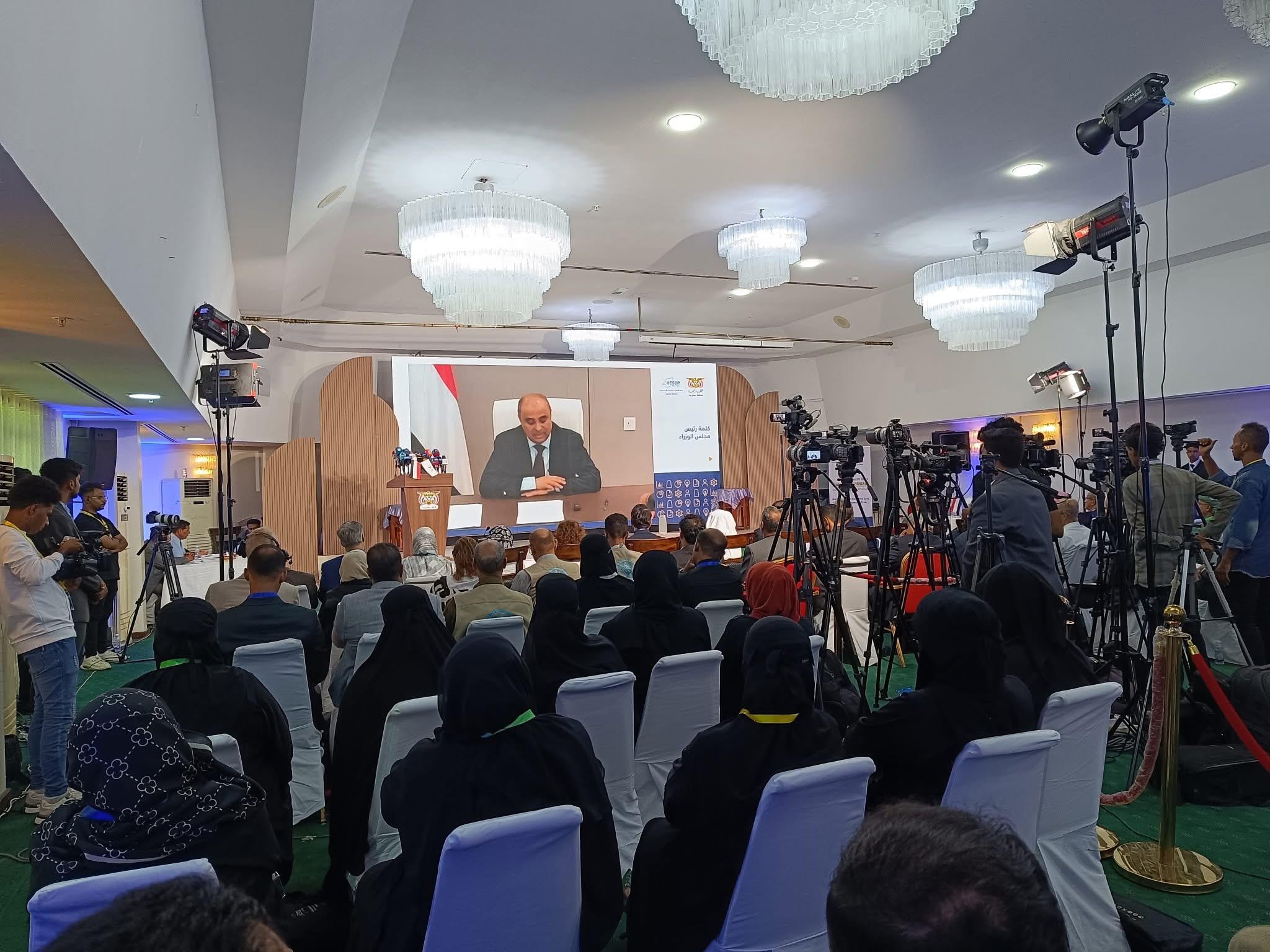 رئيس الوزراء يدعو أبناء حضرموت الى نبذ الخلافات والالتفاف حول مشروع جامع يعالج الاختلالات (موسع)