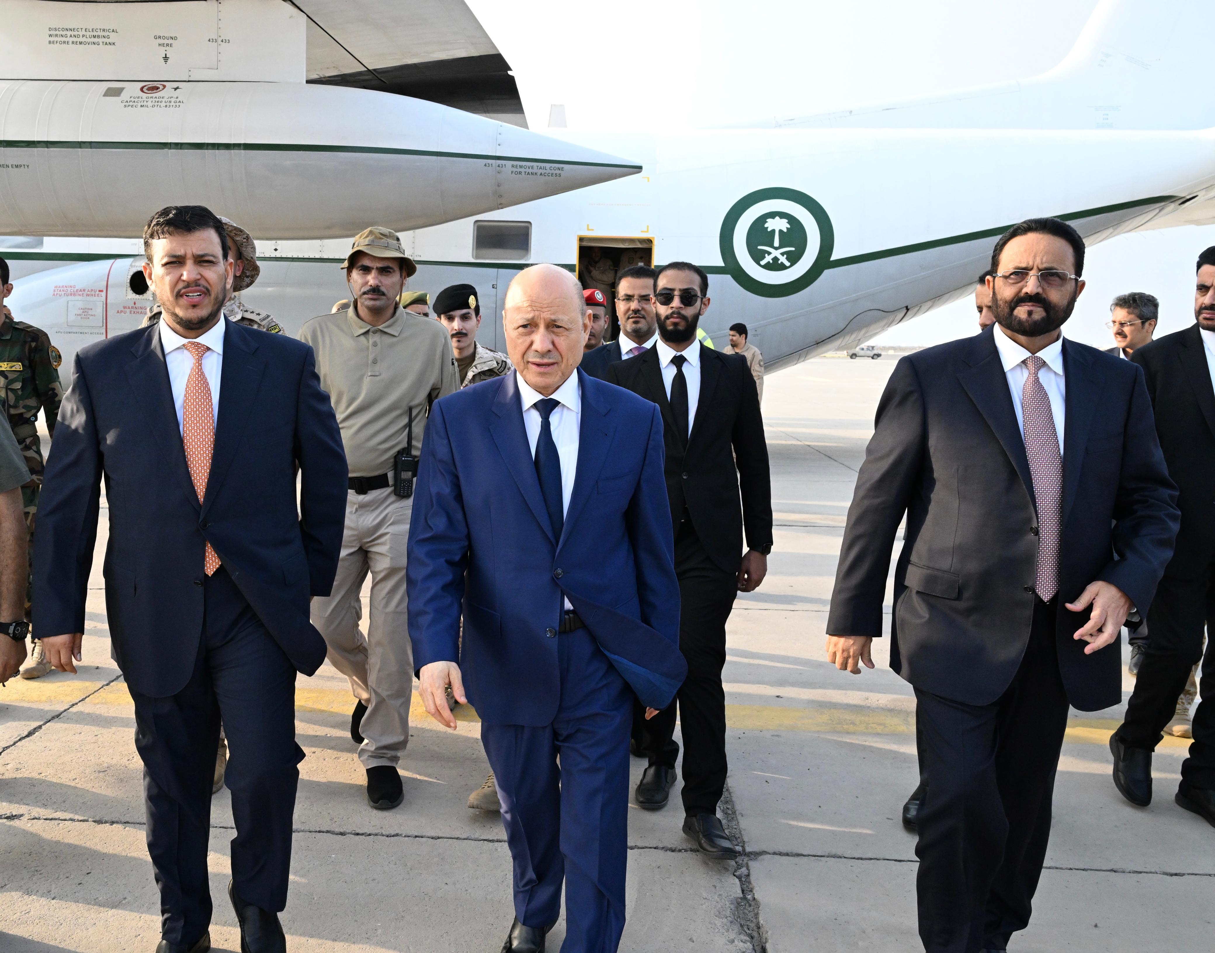 رئيس مجلس القيادة وعضوا المجلس سلطان العرادة وعبدالله العليمي يعودون الى العاصمة المؤقتة عدن