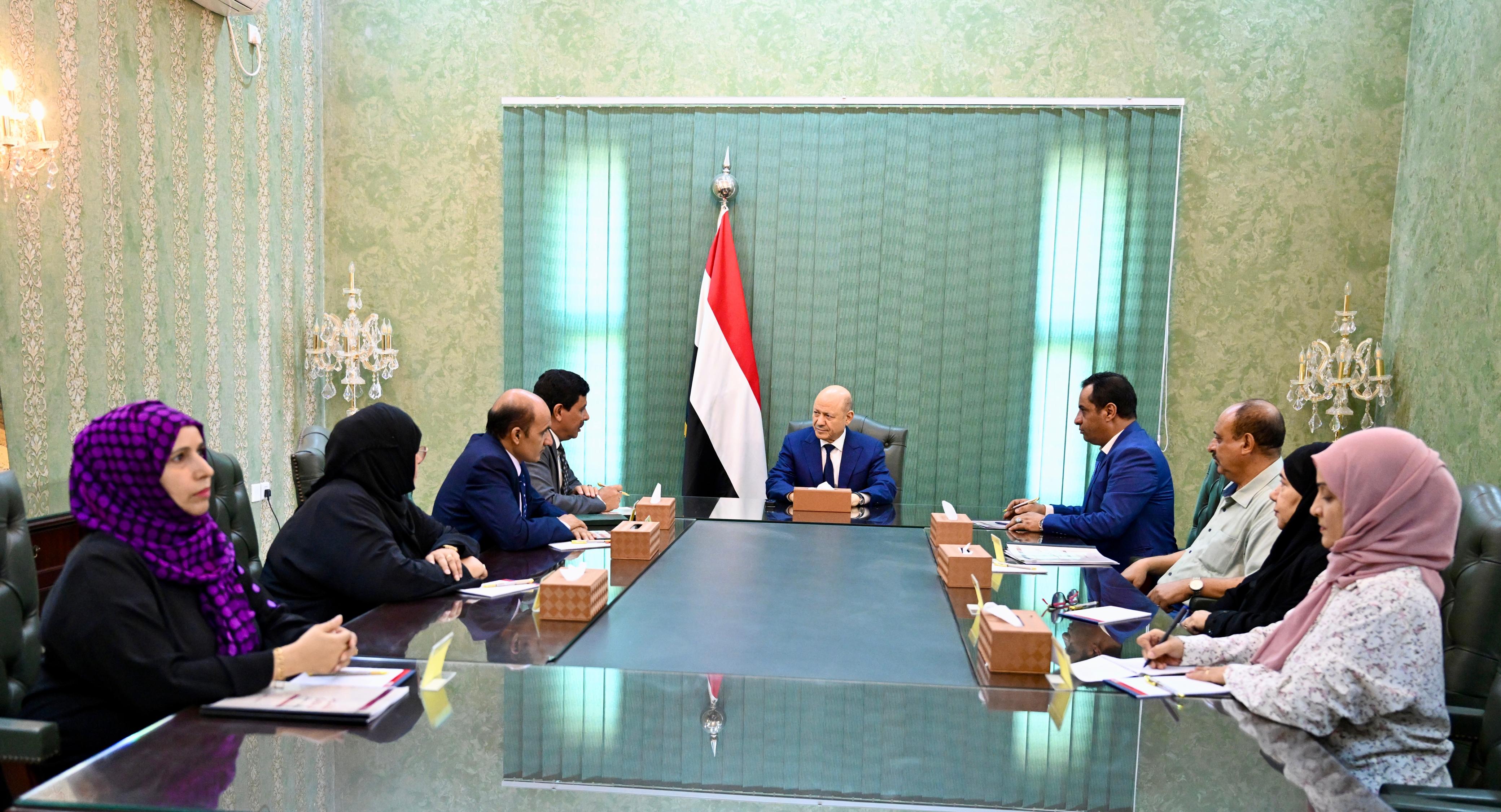 رئيس مجلس القيادة يتسلم التقرير السنوي للجنة الوطنية للتحقيق في ادعاءات انتهاكات حقوق الانسان