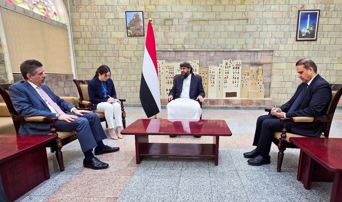 عضو مجلس القيادة المحرّمي يؤكد أهمية الدعم الأمريكي للإصلاحات الاقتصادية ومكافحة الإرهاب