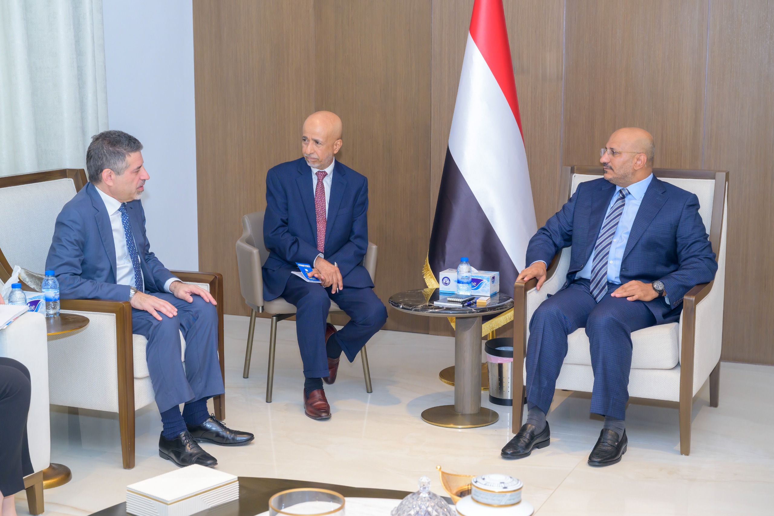 عضو مجلس القيادة طارق صالح يناقش مع السفر الامريكي تطورات الاوضاع في اليمن