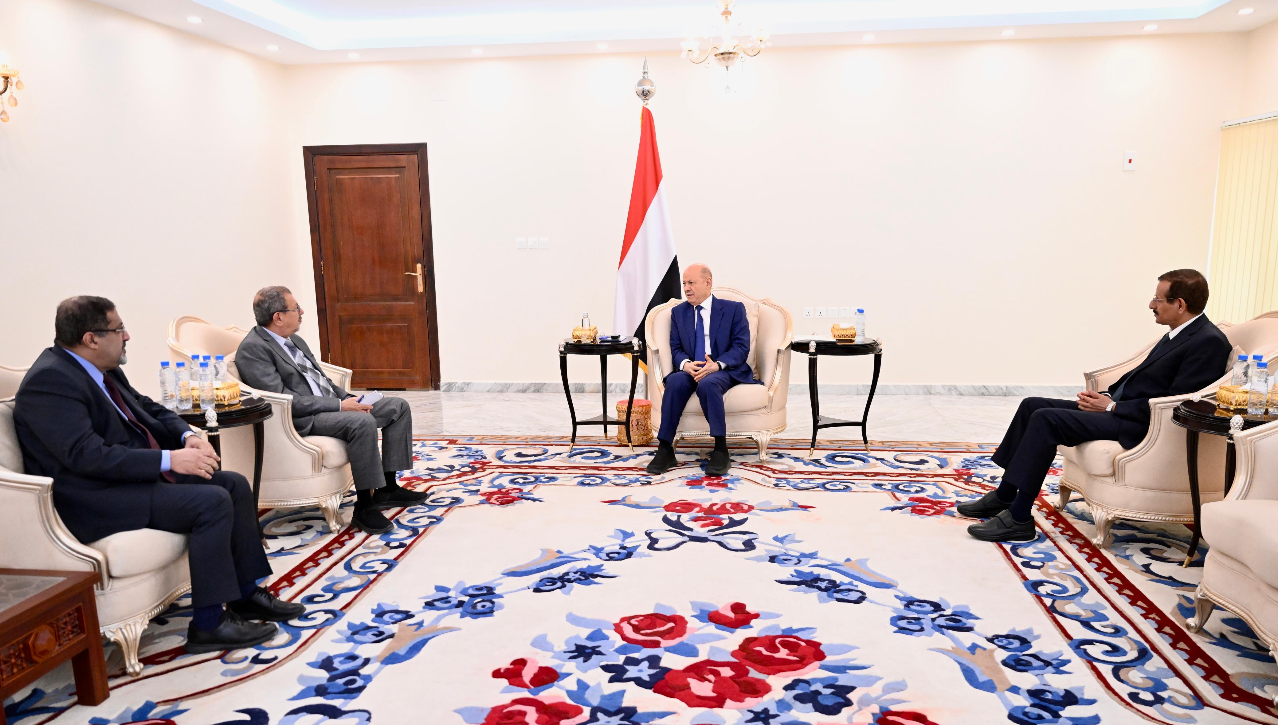 رئيس مجلس القيادة يشيد بدور السلطة القضائية في دعم برنامج الاصلاحات الشاملة