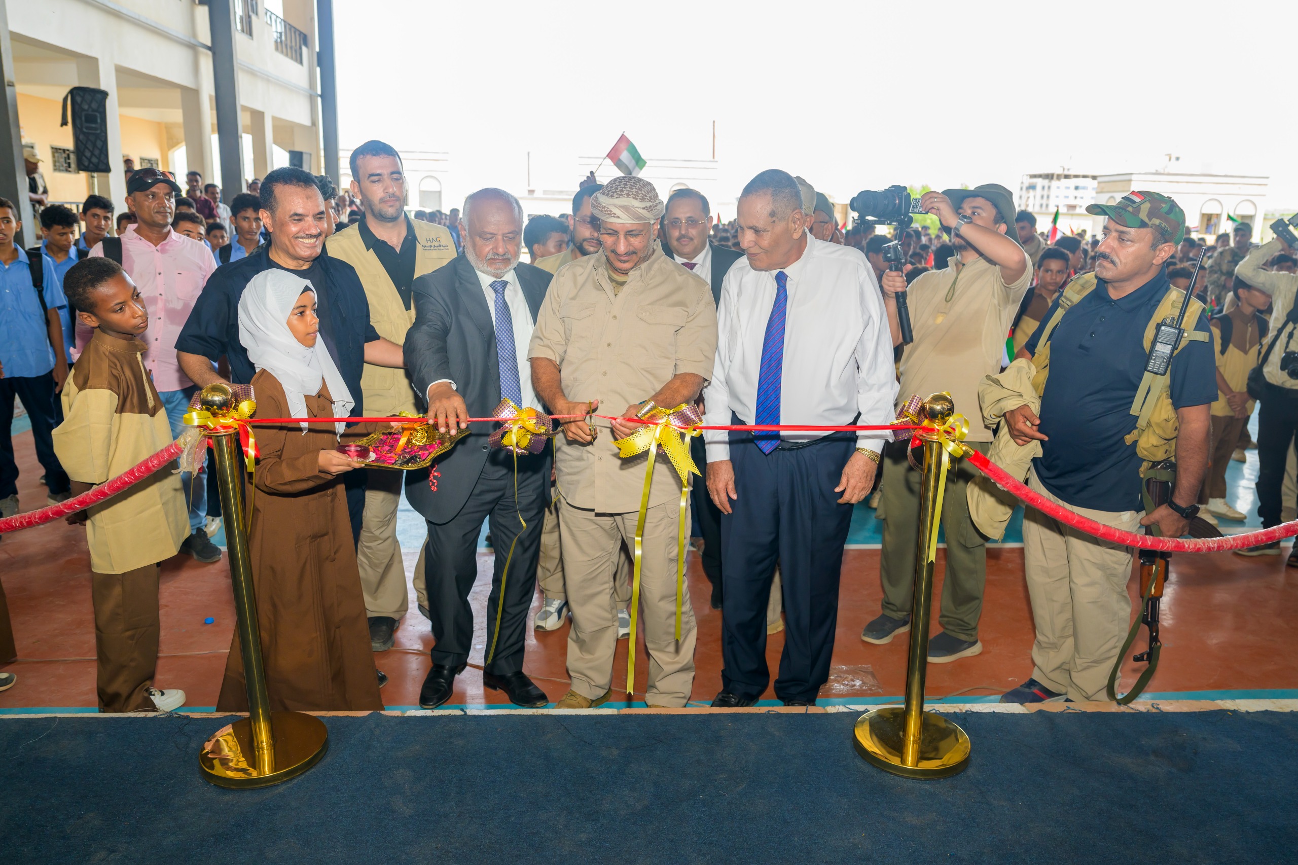 عضو مجلس القيادة طارق صالح يدشن مشروع الحقيبة المدرسية لـ26 ألف طالباً وطالبة