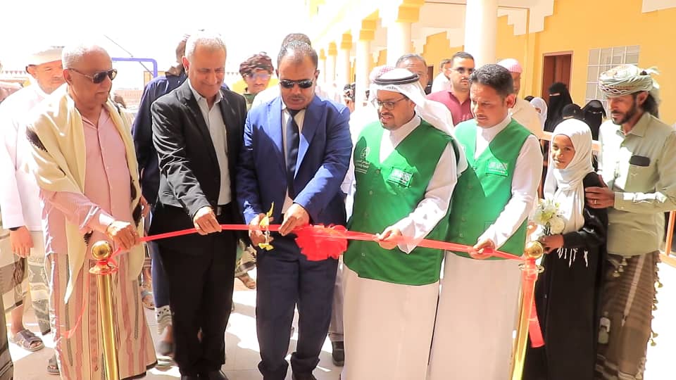 الوكيل العامري يفتتح تسعة فصول دراسية جديدة في مدرسة السلام بمدودة بتمويل سعودي