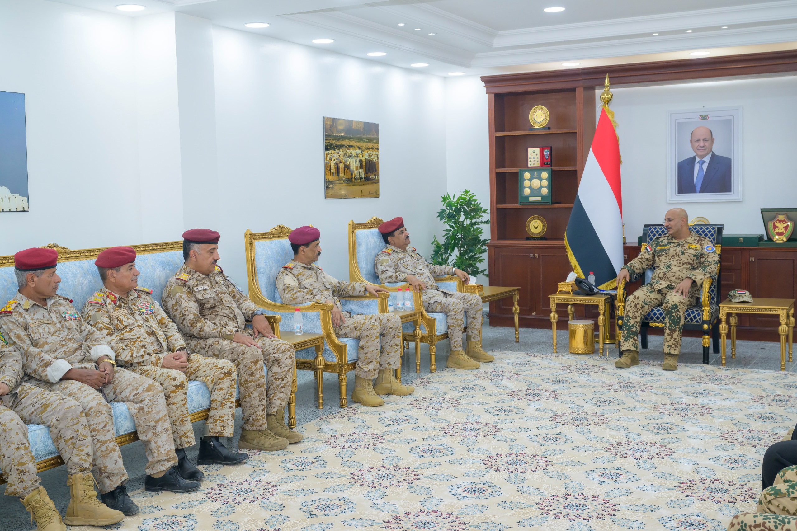 عضو مجلس القيادة طارق صالح يطلع على الوضع العملياتي في المحاور والمناطق العسكرية