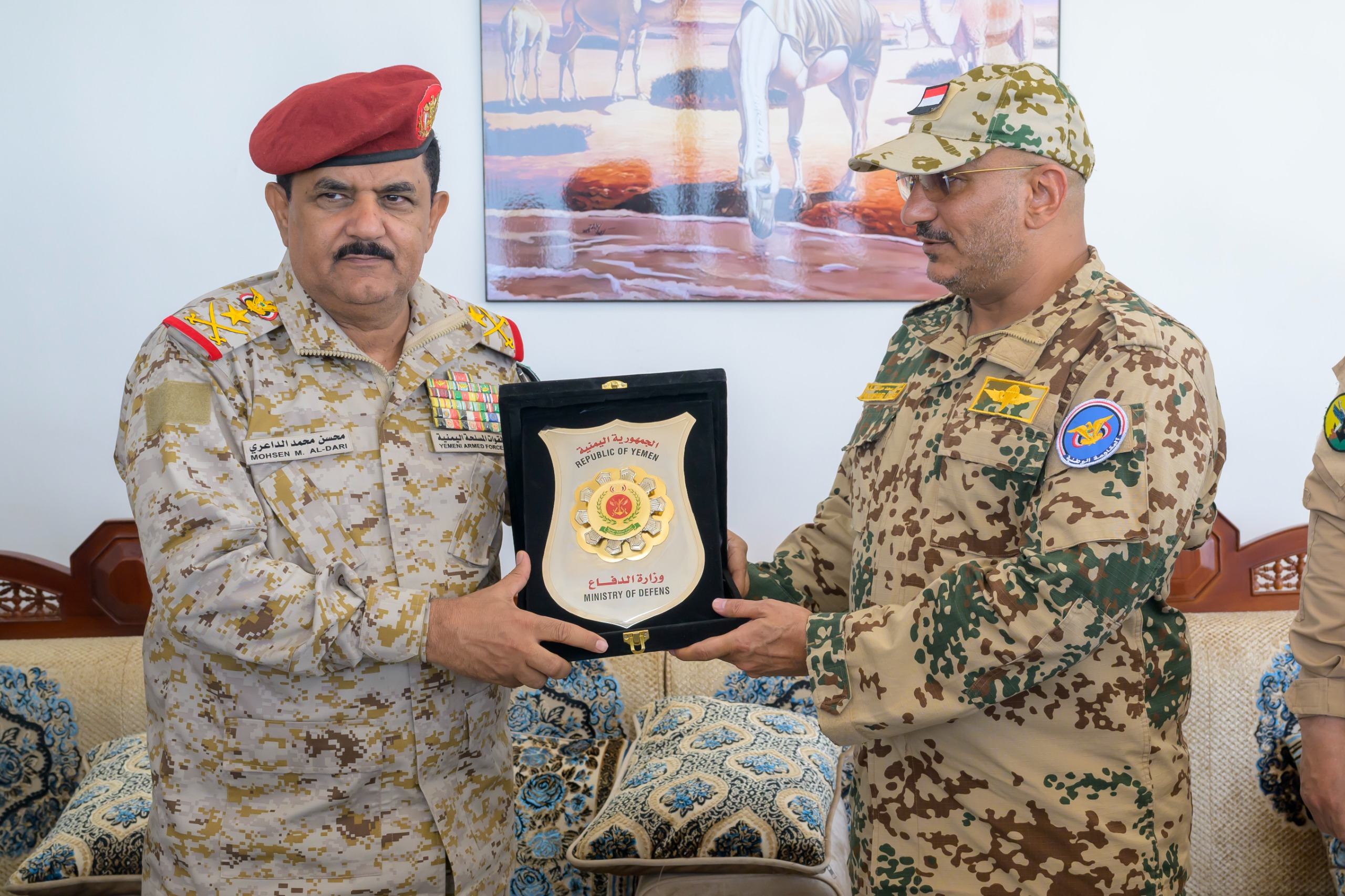 قيادة وزارة الدفاع تكرم طارق صالح بدرع الوزارة