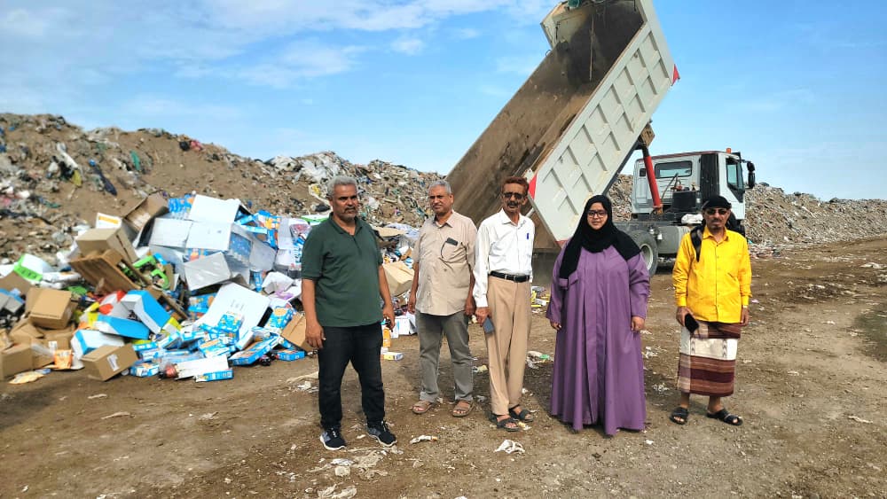 وزارة الصناعة والتجارة تتلف 12 طناً من المواد الاستهلاكية المتنوعة منتهية الصلاحية