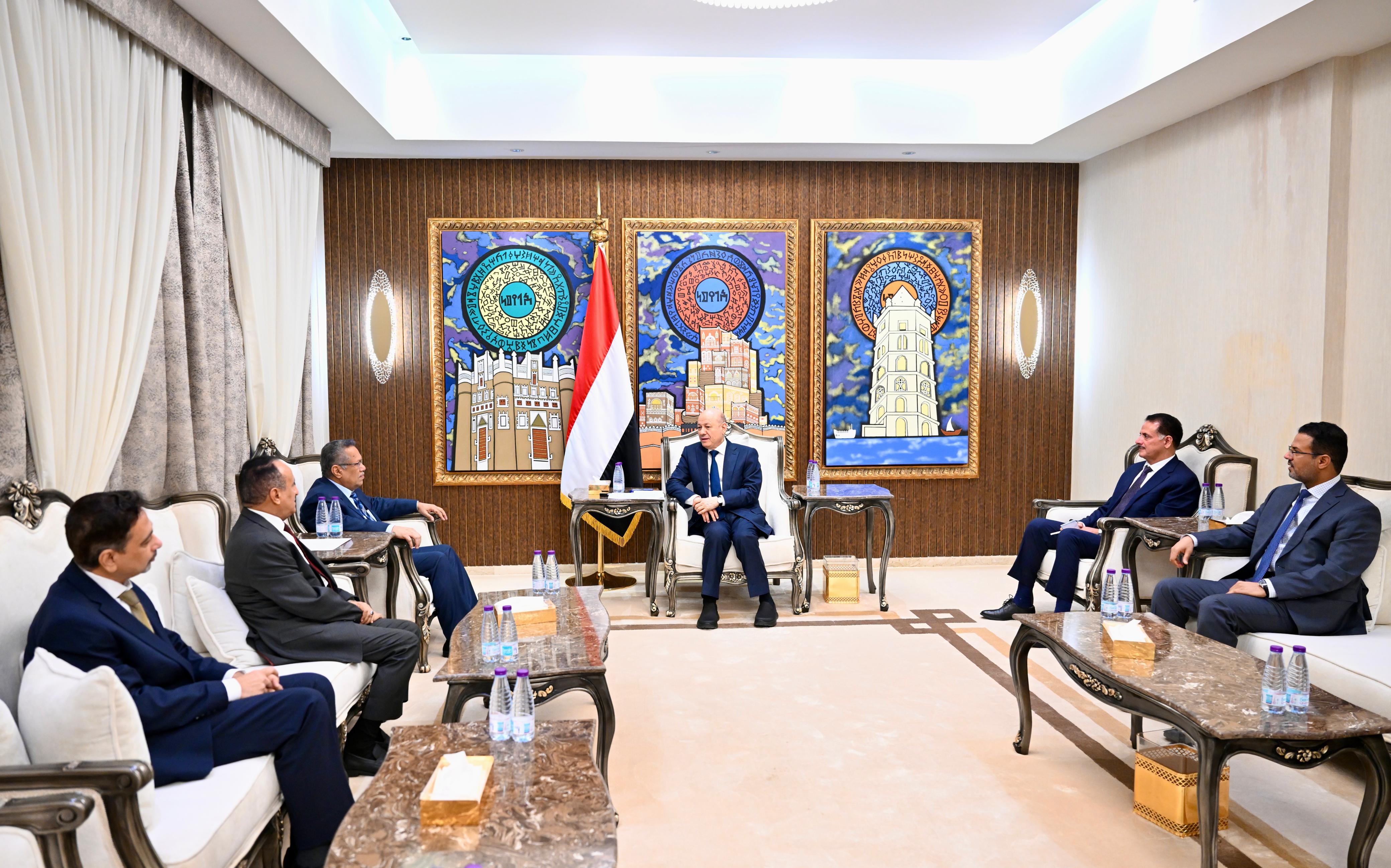 رئيس مجلس القيادة يؤكد وحدة الصف الوطني لإسقاط الانقلاب وانهاء المعاناة الانسانية