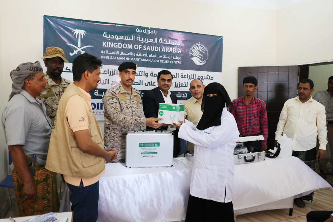مركز الملك سلمان للإغاثة يدشن تسليم منحة الحقائب البيطرية بمحافظة سقطرى