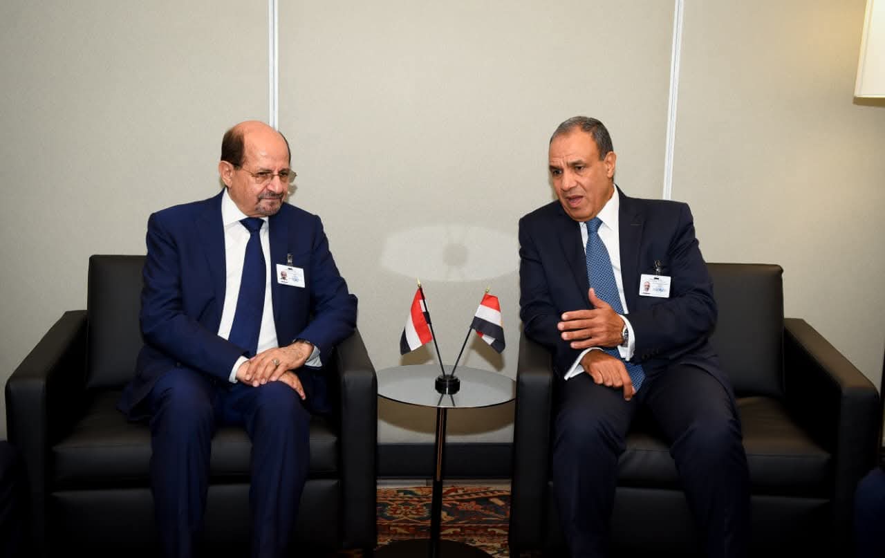 وزير الخارجية يبحث مع نظيره المصري العلاقات الثنائية بين البلدين
