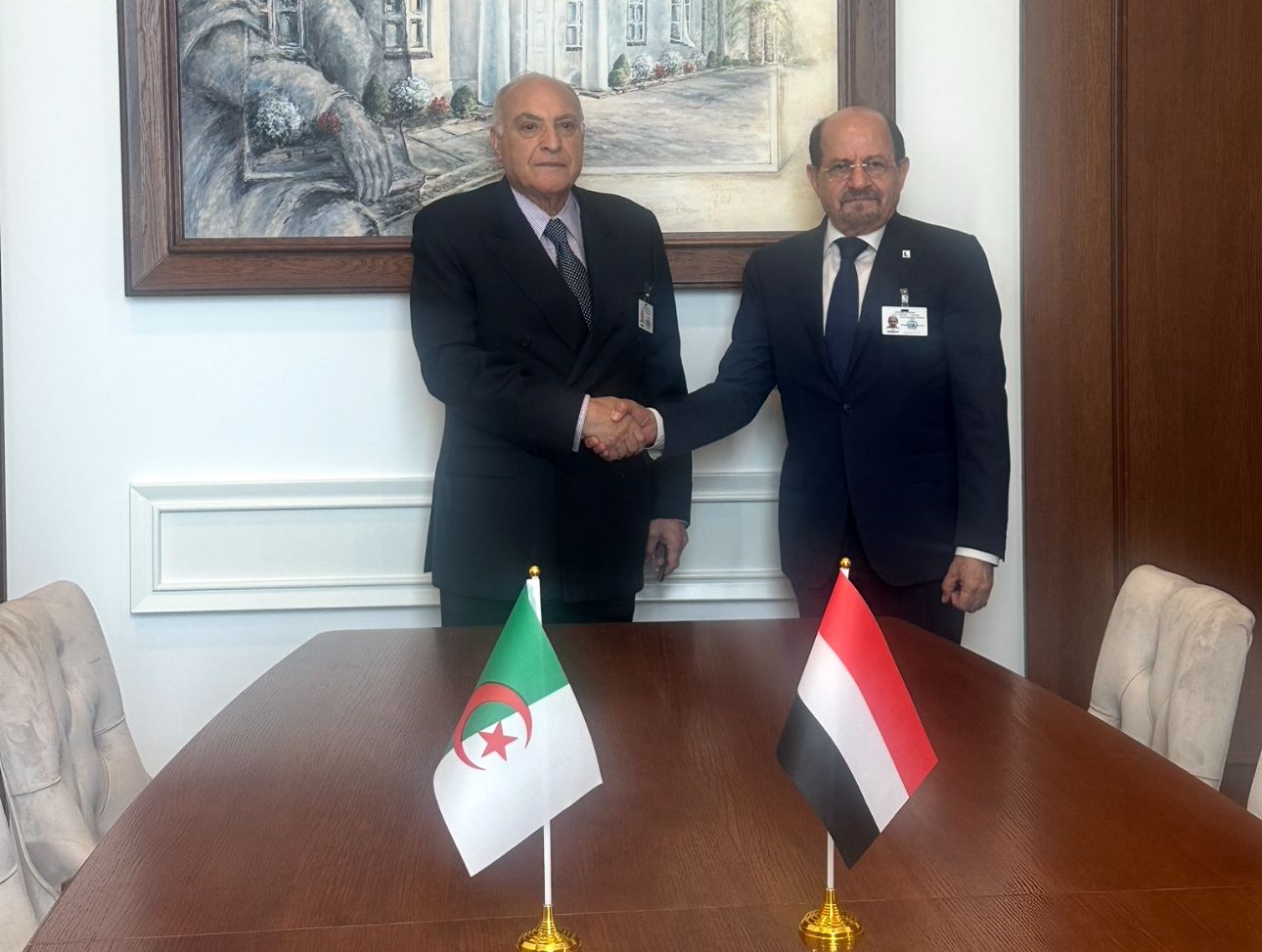 الوزير الزنداني يبحث مع وزير الشؤون الخارجية الجزائري تطوير التعاون الثنائي