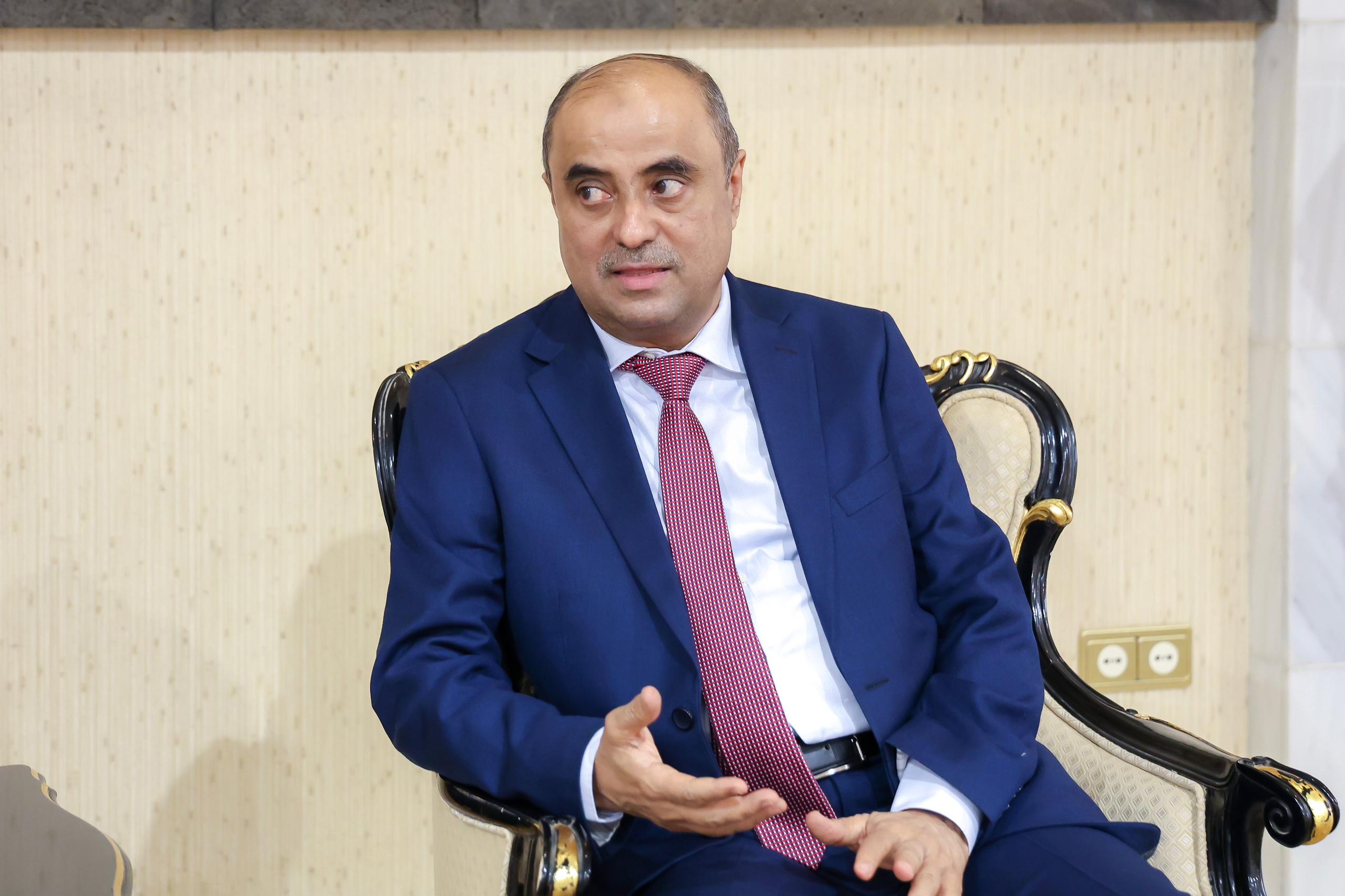 رئيس الوزراء في حوار مع "الشرق الأوسط": العملة لا تتحسن بالشعارات بل بالقرارات الصعبة والانضباط المالي
