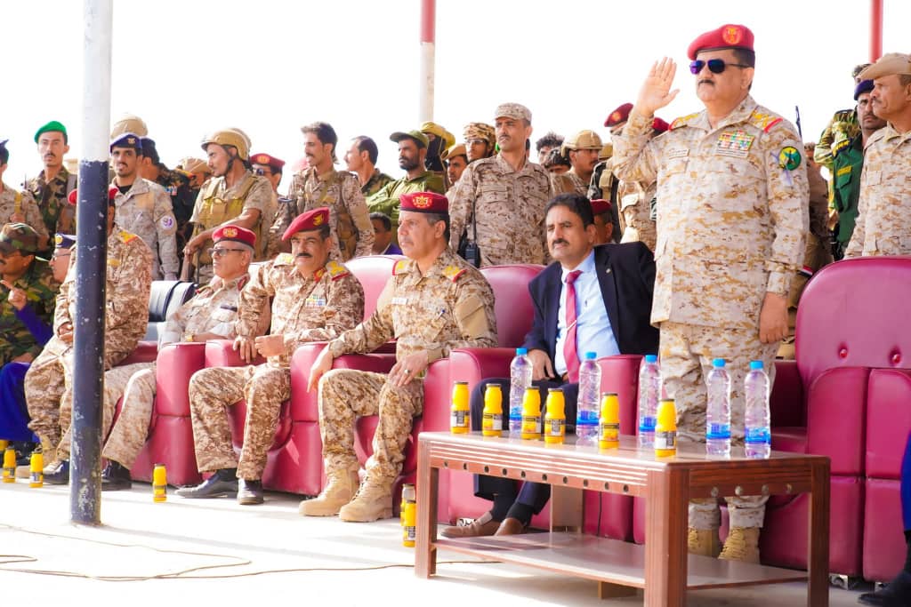 وزير الدفاع ومحافظ شبوة يشهدان عرضاً عسكرياً مهيباً في محور عتق