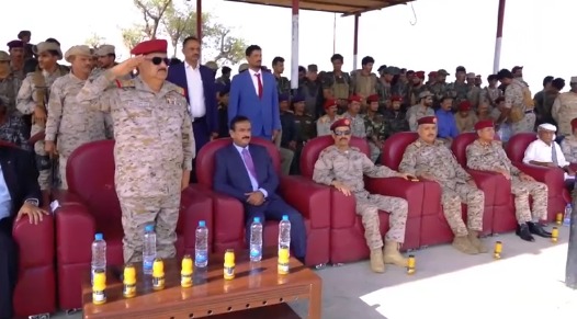 وزير الدفاع ومحافظ شبوة يشهدان عرضاً عسكرياً مهيباً في محور عتق