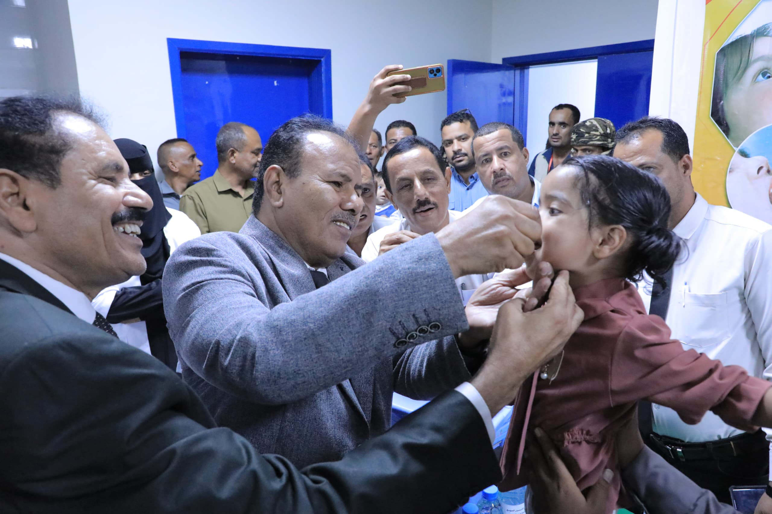 الوكيل العامري يدشن حملة التحصين ضد شلل الأطفال بوادي حضرموت والصحراء